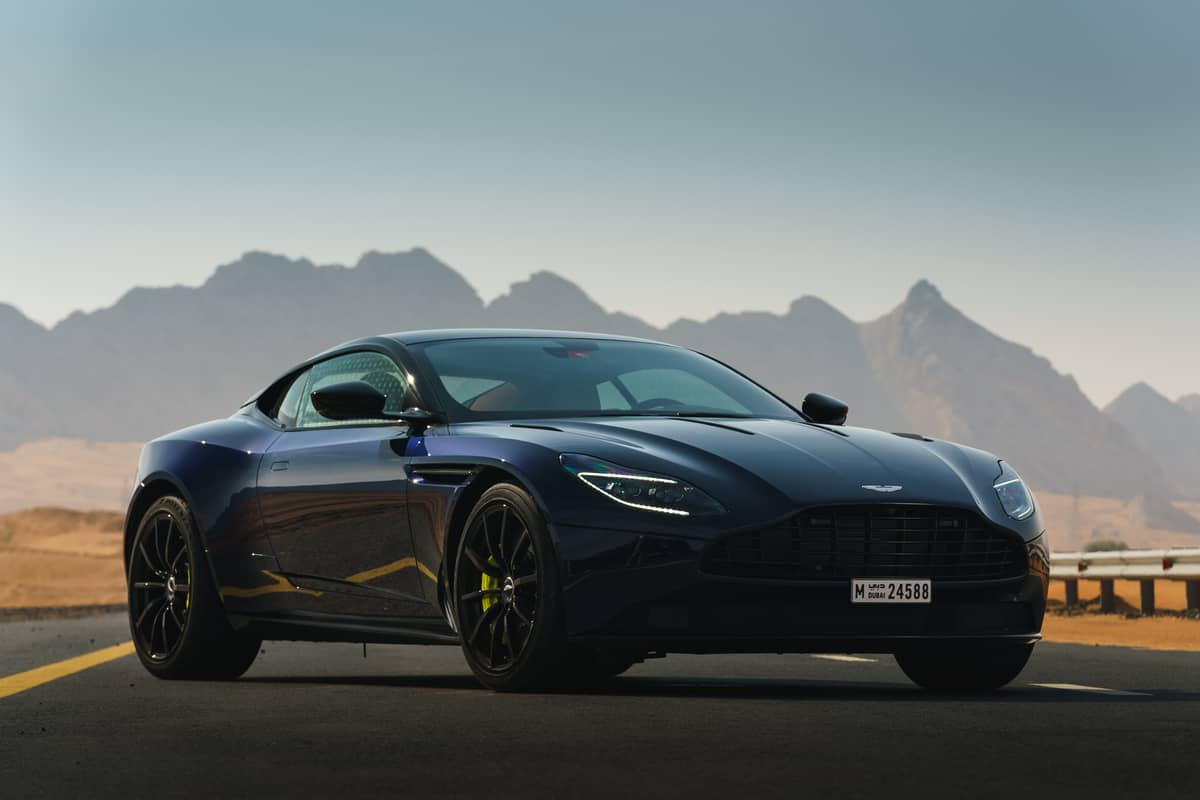 Машина Aston Martin db11